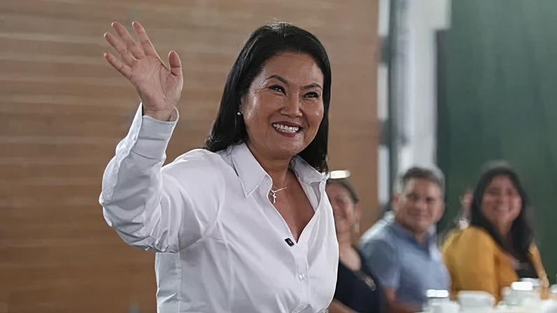 Keiko Fujimori, candidata à presidência pelo partido Força Popular, cumprimenta pessoas no tradicional café da manhã que antecede a eleição presidencial, em 12 de abril de 2026, em Lima, Peru