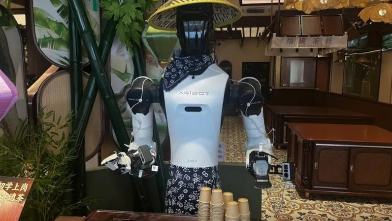 China planeja 10.000 robôs humanoides em uso comercial até 2026