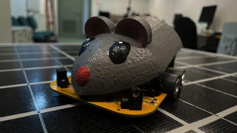 O robô Micromouse, desenvolvido por alunos do Centro Universitário FEI — Foto: Divulgação