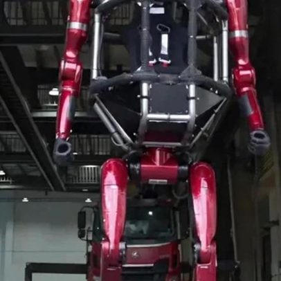 Marca chinesa lança robô gigante pilotado por humanos