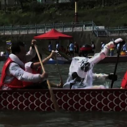 Robôs humanoides participam de corrida de barcos dragões na China