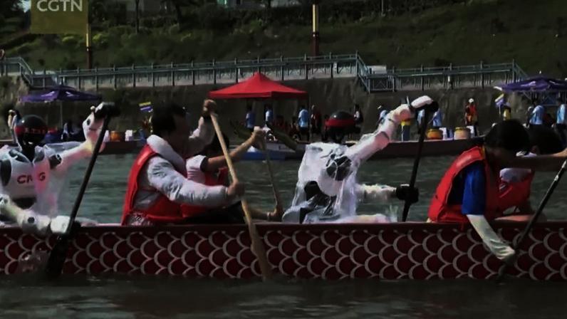 Robôs humanoides participam de corrida de barcos dragões na China