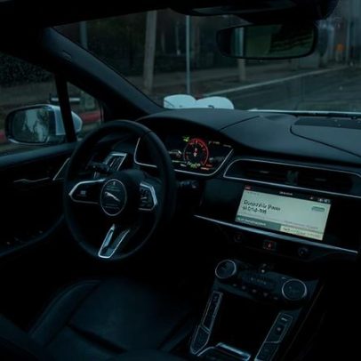 Uber revela dentadura e aquário esquecidos em robotáxis