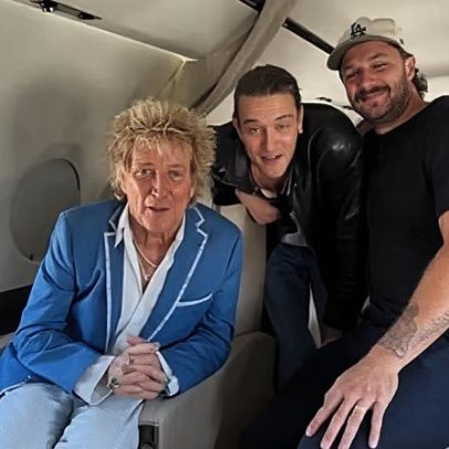 Rod Stewart assiste à estreia da Escócia na Copa após cancelamento de show