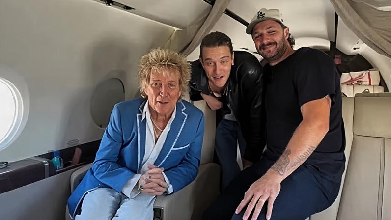 Rod Stewart publica vídeo em jatinho indo assistir à estreia da seleção escocesa ao lado dos filhos