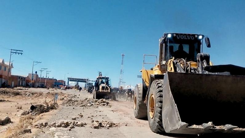 A liberação das vias vem depois da aprovação do estado de exceção aprovado na Bolívia; na imagem, tratores removem bloqueios em estrada boliviana