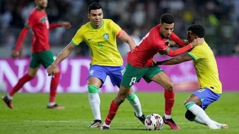 Rodrygo e Casemiro tentam desarmar Ounahi no amistoso do Brasil contra Marrocos