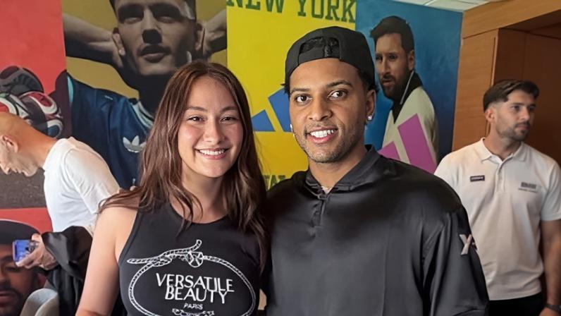 Lola Tung e Rodrygo no jogo Brasil x Marrocos na Copa do Mundo 2026