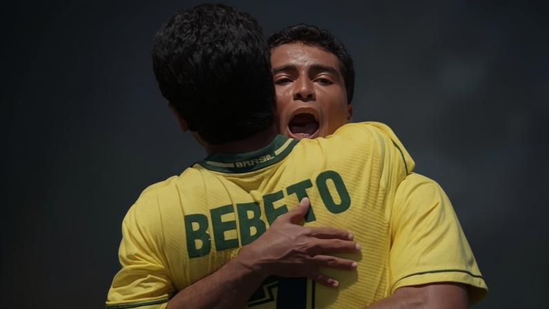 Romário e Bebeto se abraçam na Copa do Mundo de 1994