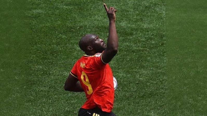 Romelu Lukaku celebra gol de empate da Bélgica contra o Egito, na Copa do Mundo