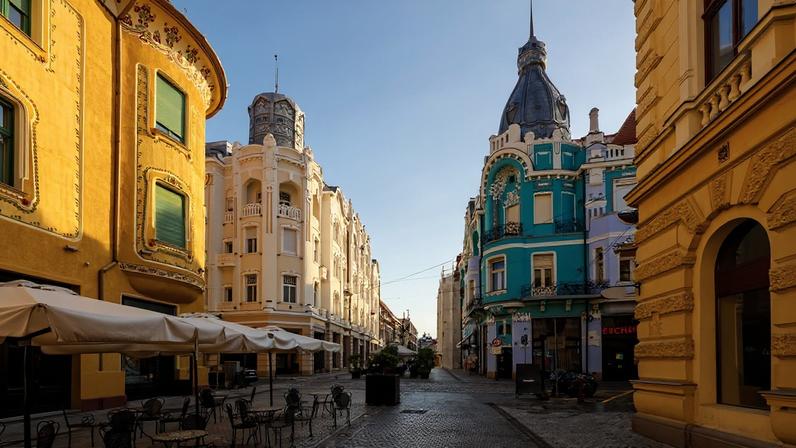 Foto colorida de edificações na Romênia - Metrópoles