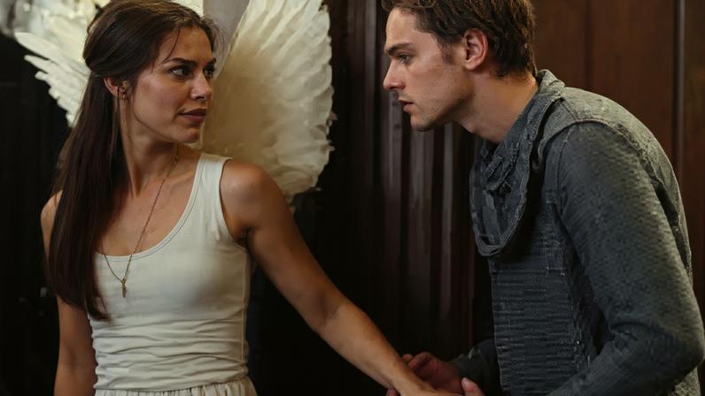 'Romeu + Julieta' é um filme norte-americano de 1996 dirigido por Baz Luhrmann baseado na obra homônima de Shakespeare