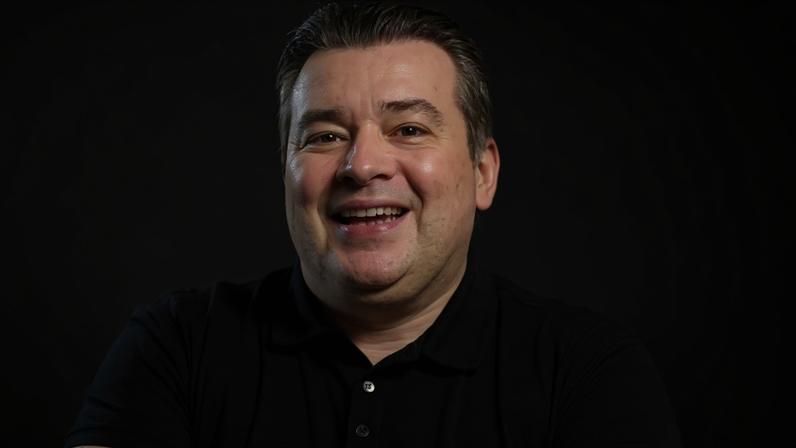 Quem é Rômulo Mendonça, narrador afastado após debochar de colega em podcast