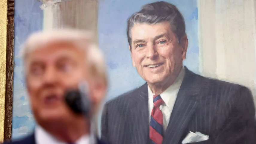 Retrato do ex-presidente Ronald Reagan no Salão Oval da Casa Branca, enquanto Donald Trump faz um pronunciamento. (Foto: Jim Lo Scalzo/EFE/EPA/Pool)