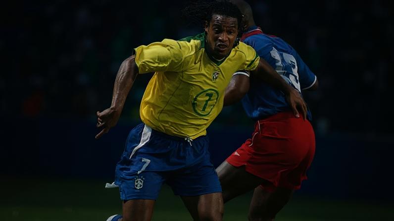 Ronaldinho Gaúcho em ação durante amistoso entre Brasil e Haiti, em 2004, conhecido como Jogo da Paz