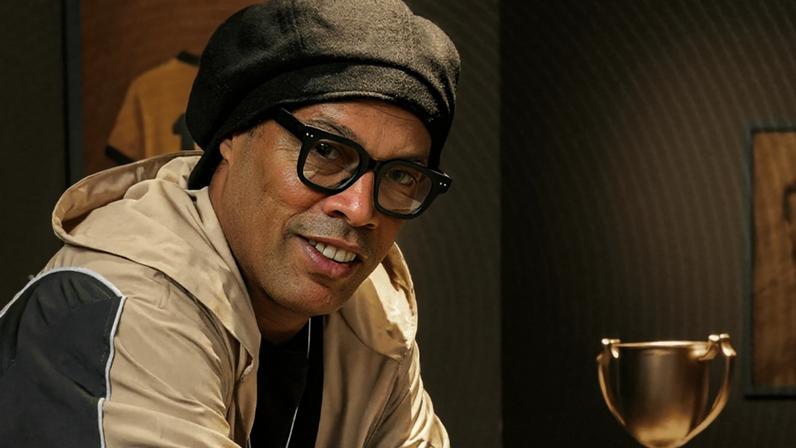 Atleta ficou 11 anos fora do futebol profissional; na imagem, Ronaldinho