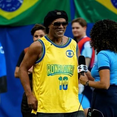Ronaldinho usa tênis do Brasil com seis estrelas na Copa