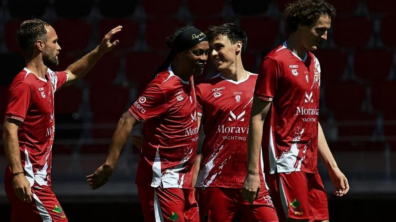 Ronaldinho Gaúcho participa de jogo de futebol beneficente com pilotos de F1 (Foto: Reprodução/ F1)