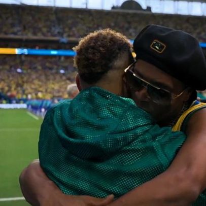 Ronaldinho Gaúcho abraça Ancelotti, Neymar e aposta na vitória da Seleção