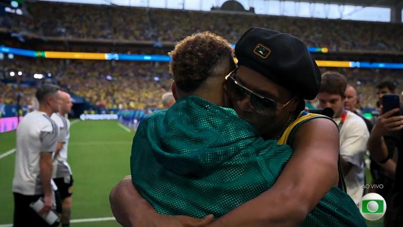 Ronaldinho cumprimenta todos os jogadores do Brasil e dá longo abraço em Neymar antes do jogo da Seleção com Escócia — Foto: Reprodução/TV Globo