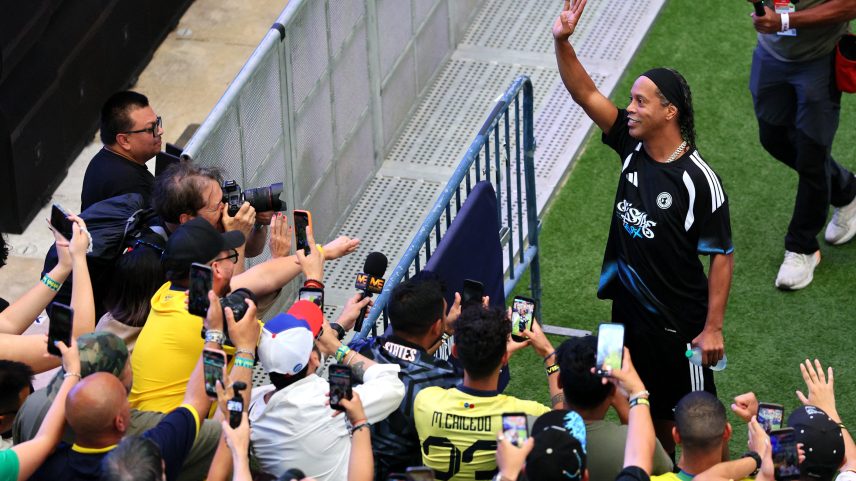 Ronaldinho acena para fãs presentes no "Jogo das Lendas" em Nova York — Foto: Caean Couto/Reuters