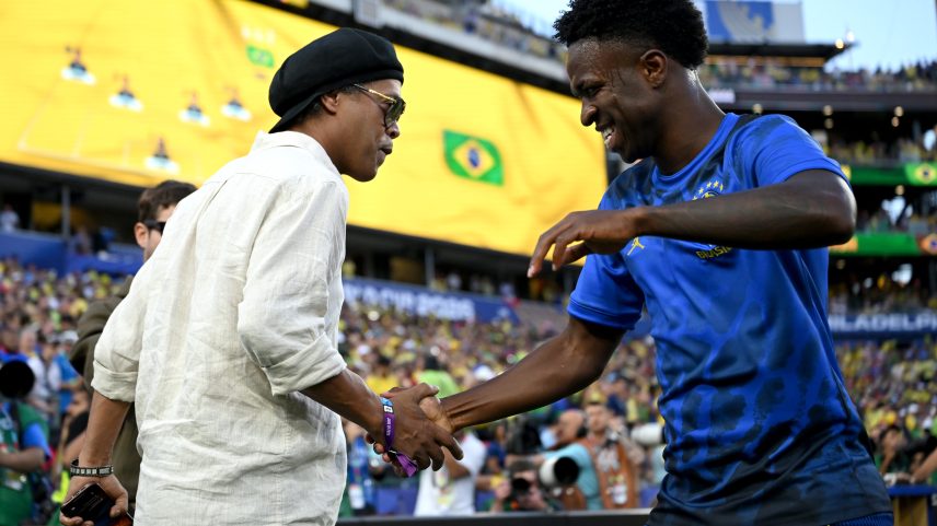 Ronaldinho cumprimenta jogadores do Brasil antes do jogo contra o Haiti