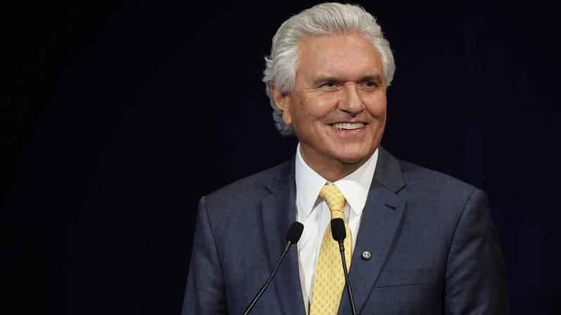 Ronaldo Caiado participa do debate com os candidatos a presidente do Brasil para a eleição de 2026 no evento da Confederação Nacional da Indústria