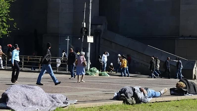 Violência contra a população em situação de rua cresce no Brasil, atingindo de forma desproporcional jovens negros (Rovena Rosa/Agência Brasil)