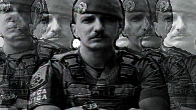 Arte gráfica com foto de policial militar fardado, em preto e branco, replicado várias vezes - Metrópoles