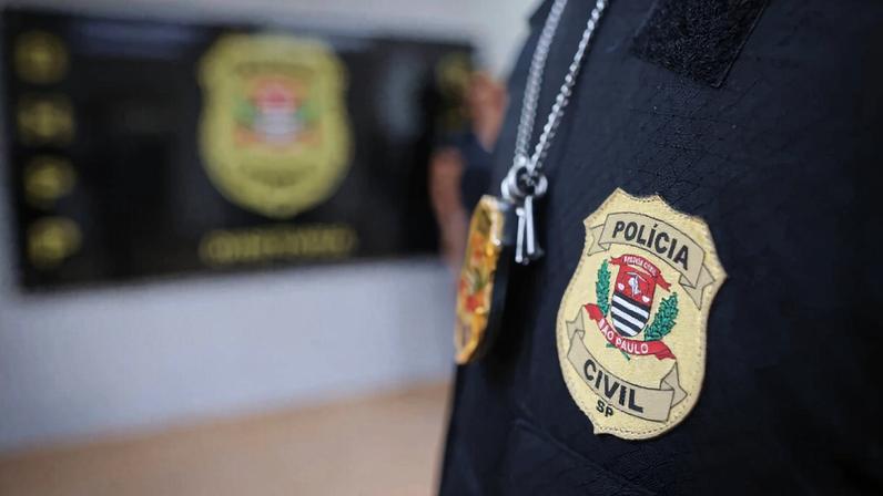 1 de 1 Detalhe de homem trajando caiseta preta, com o braçal de Polícia Civil de São Paulo - Metrópoles