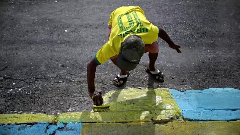 Rua sendo pintada para a Copa do Mundo — Foto: Getty Images
