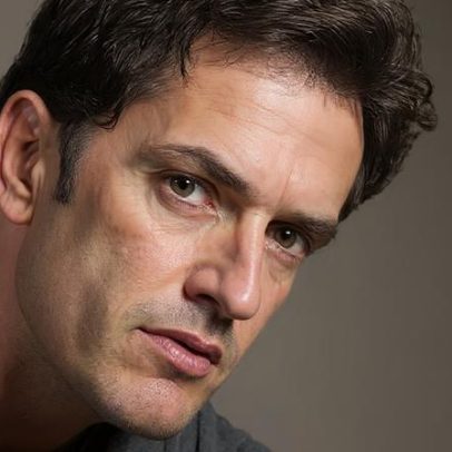Rupert Everett revela busca pelo corpo perfeito e que já se achou bonito