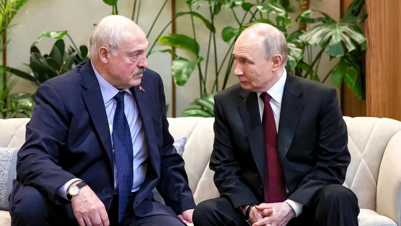 Os ditadores Aleksander Lukashenko e Vladimir Putin, em encontro no Cazaquistão em maio (Foto: ALEXANDER KAZAKOV/SPUTNIK/KREMLIN/EFE/EPA)
