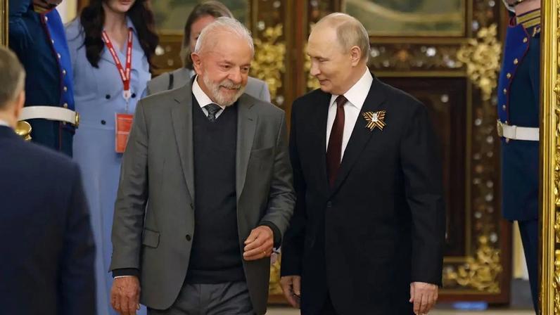 O presidente Luiz Inácio Lula da Silva e o ditador russo, Vladimir Putin, em encontro em Moscou em maio de 2025 (Foto: MAXIM SHEMETOV/EFE/EPA)
