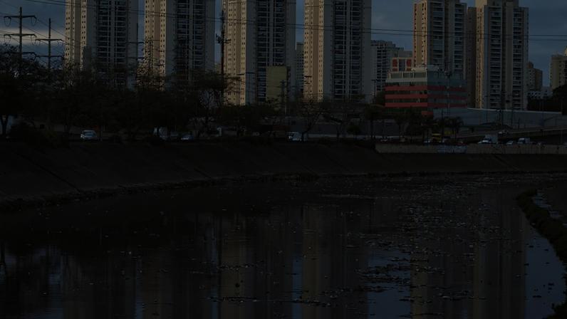 Acúmulo de lixo no rio Tietê, após chuva durante a manhã.