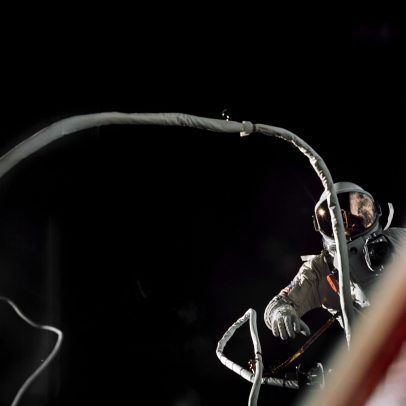 Primeiros passos: segunda caminhada espacial dos EUA extenuante