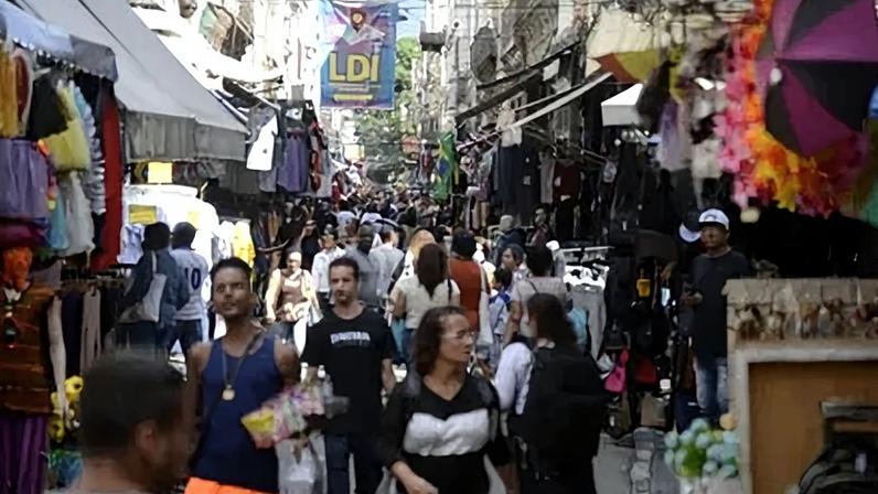 Pedestres nas ruas na tradicional área de compras do Saara, no centro do rio de Janeiro