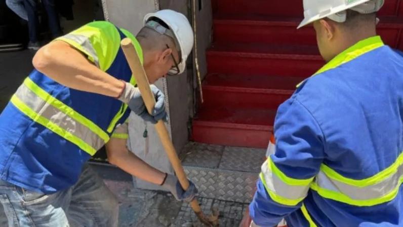 A Sabesp tem 1.200 frentes de obra em andamento; na imagem, funcionários da companhia em obra na cidade de São Paulo