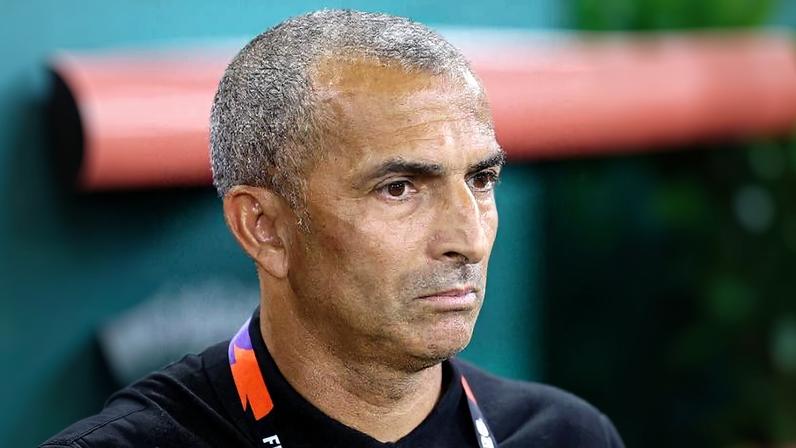 Sabri Lamouchi, comandando a seleção da Tunísia na derrota por 5 a 1 para a Suécia