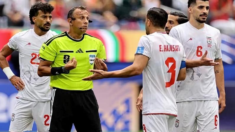 Saeid Ezatolahi, camisa 6 do Irã, durante partida contra a Bélgica na Copa do Mundo