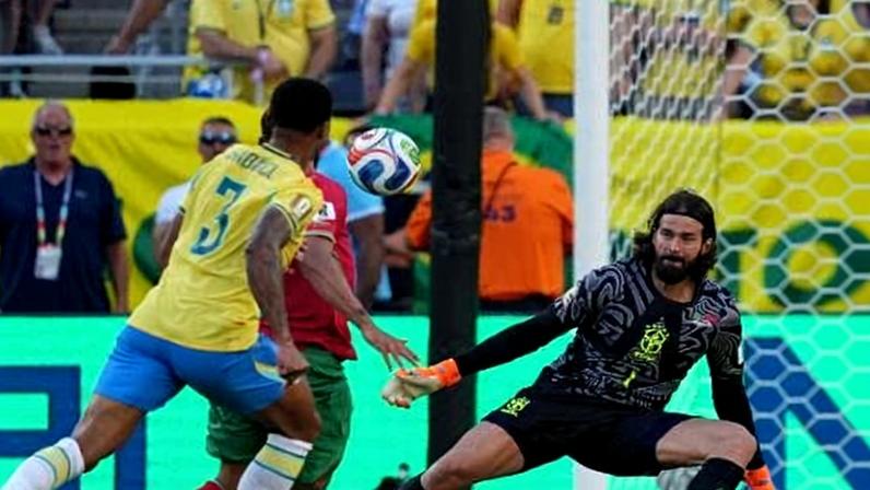 Saibari superou Alisson e abriu o placar em Brasil x Marrocos, jogo da Copa do Mundo