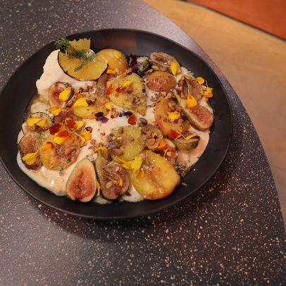 Sobremesa une salada de fruta e mousse de queijo