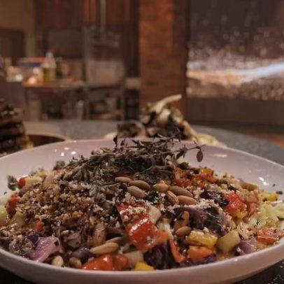 Salada de legumes defumados na brasa é servida com pão artesanal