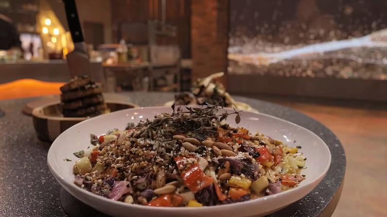 Salada de legumes defumados na brasa, acompanhada de pão artesanal — Foto: GNT/Adalberto de Melo Pygmeu