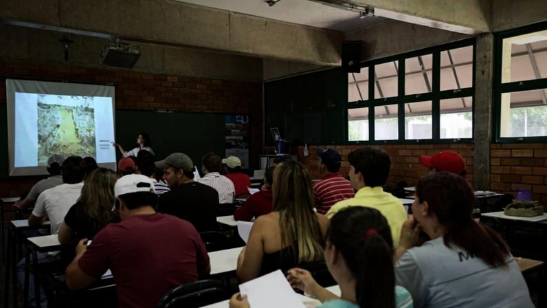 Sala de aula com professora e estudantes da EJA em Brasília, no DF — Foto: Geovana Albuquerque/Agência Brasília