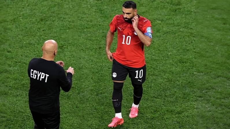 Salah, do Egito, recebe instruções do treinador durante pardtida contra o Irã, na fase de grupos da Copa do Mundo