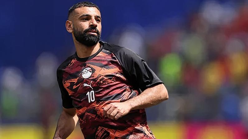 Salah em aquecimento do Egito antes de jogo com a Bélgica