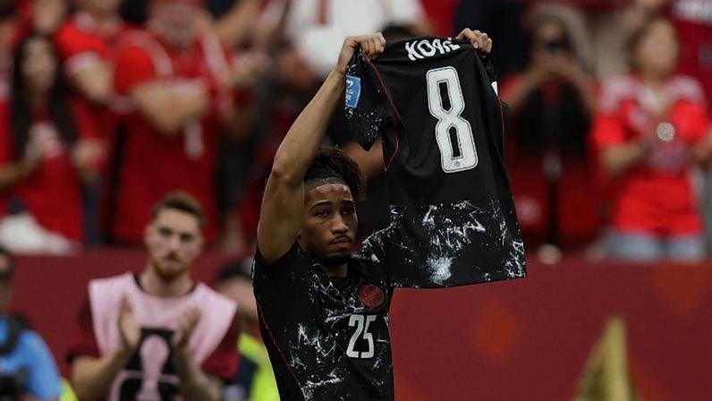 Saliba homenageia Koné, que sofreu grave lesão, durante Canadá x Qatar pela Copa do Mundo