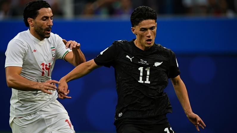Saman Ghoddos e Elijah Just durante Irã x Nova Zelândia na Copa do Mundo