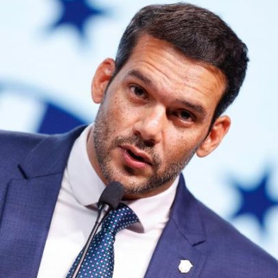 Xaud chora em conversa para conter crise e retorna à seleção